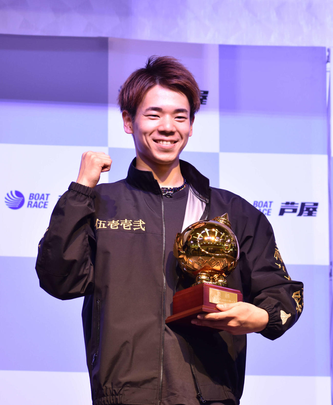 デビュー初優勝した砂長知輝はガッツポーズ
