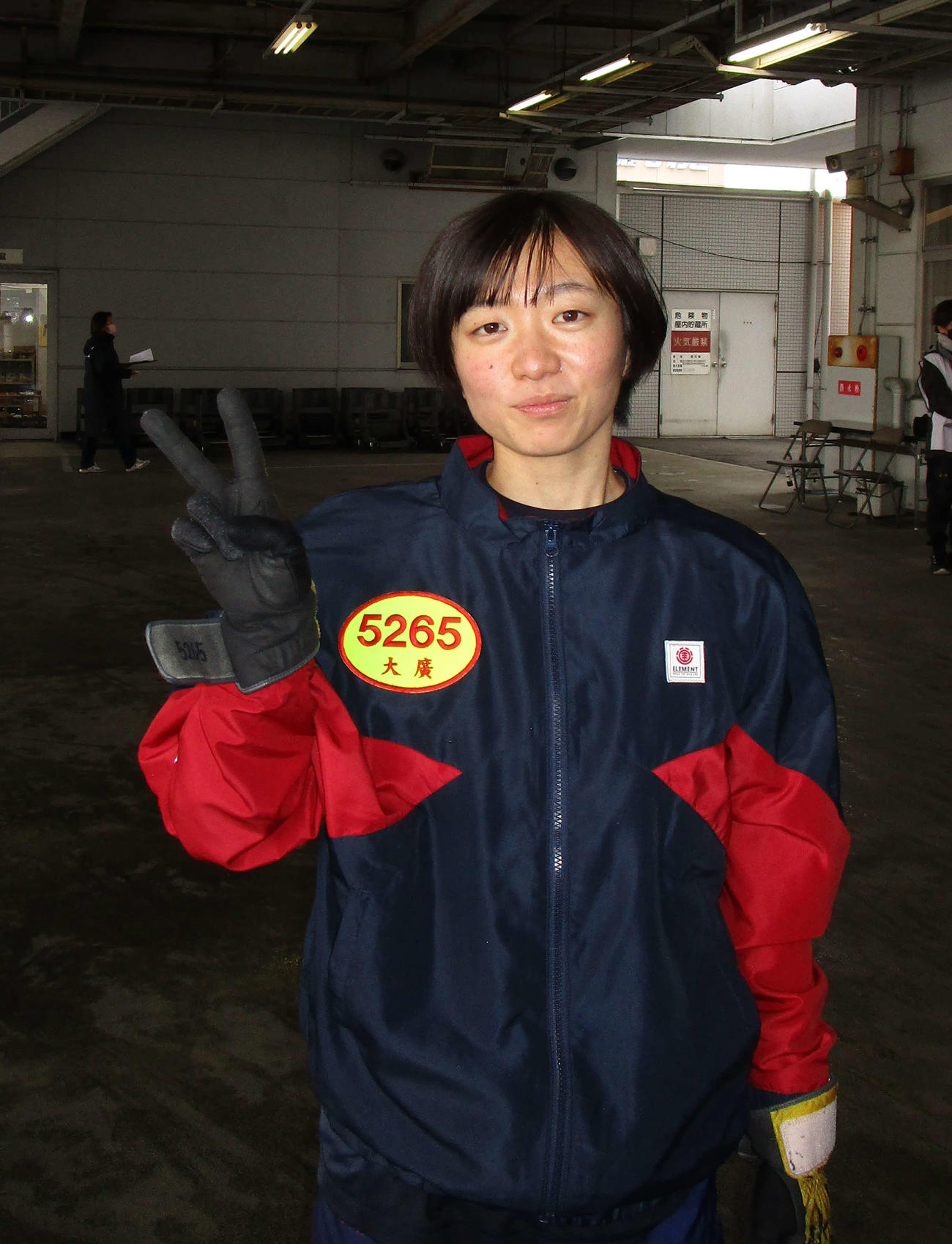 初めて舟券に絡み、高配当を演出してVサインの大広咲季（撮影・安井雅彦）