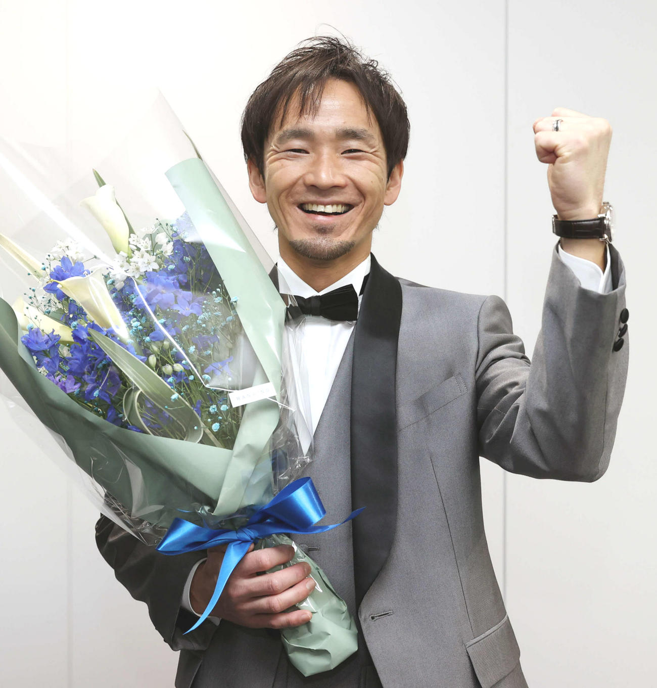 殊勲賞を受賞し笑顔でガッツポーズを見せる馬場貴也