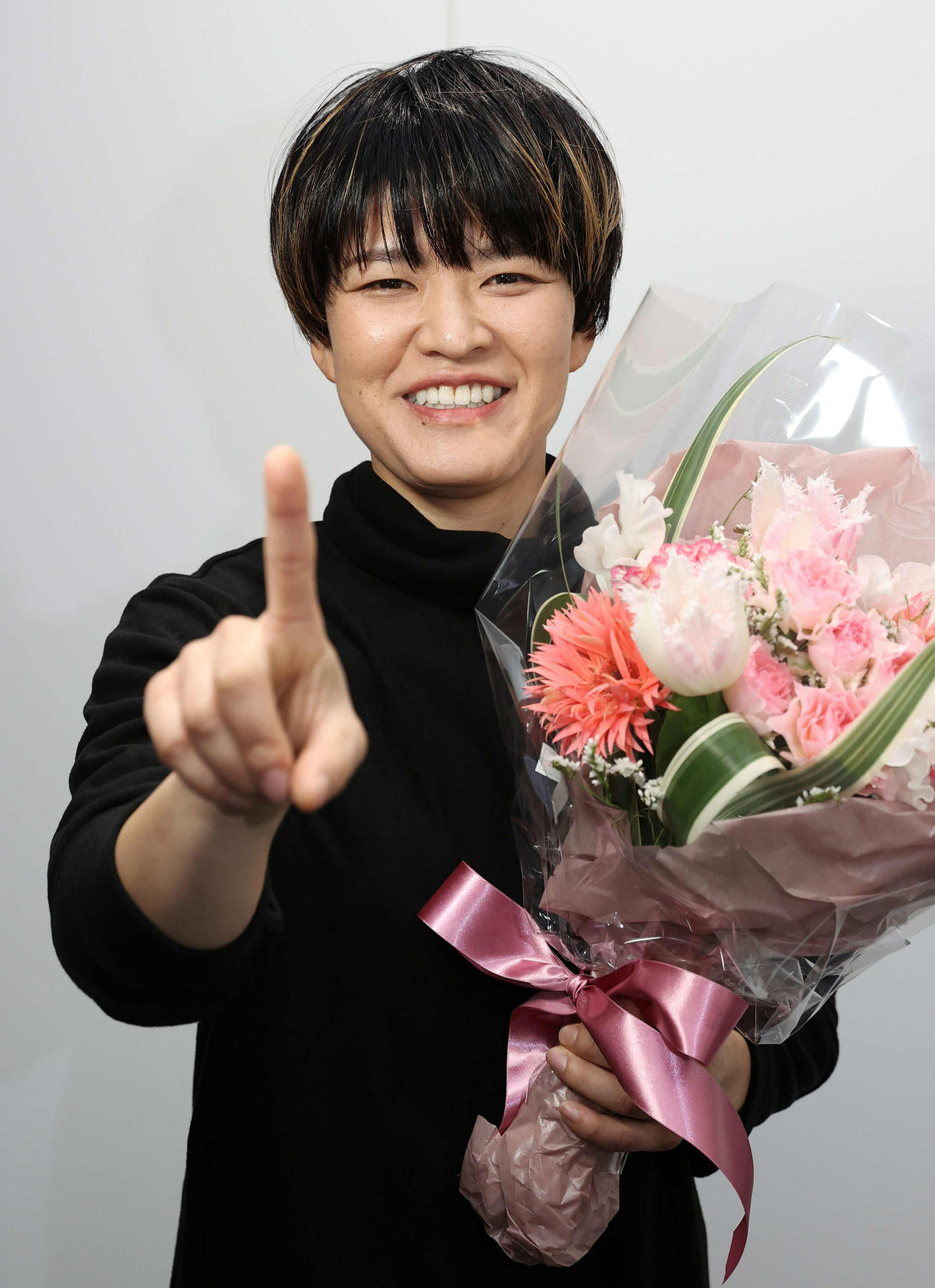 特別賞を受賞し、花束を手に1番ポーズの遠藤エミ