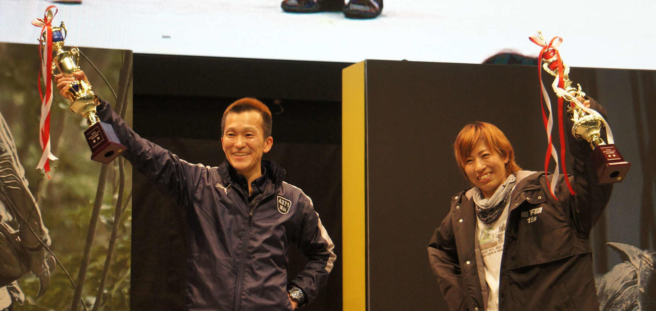 男子は西山貴浩、女子は長嶋万記が優勝し、トロフィーを掲げてファンの声援に応えた
