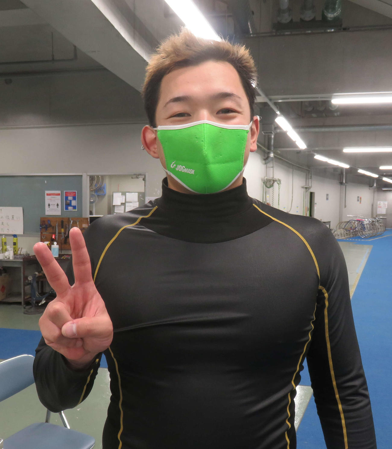 久々の予選勝利にVサインの中里福太郎（撮影・栗田文人）