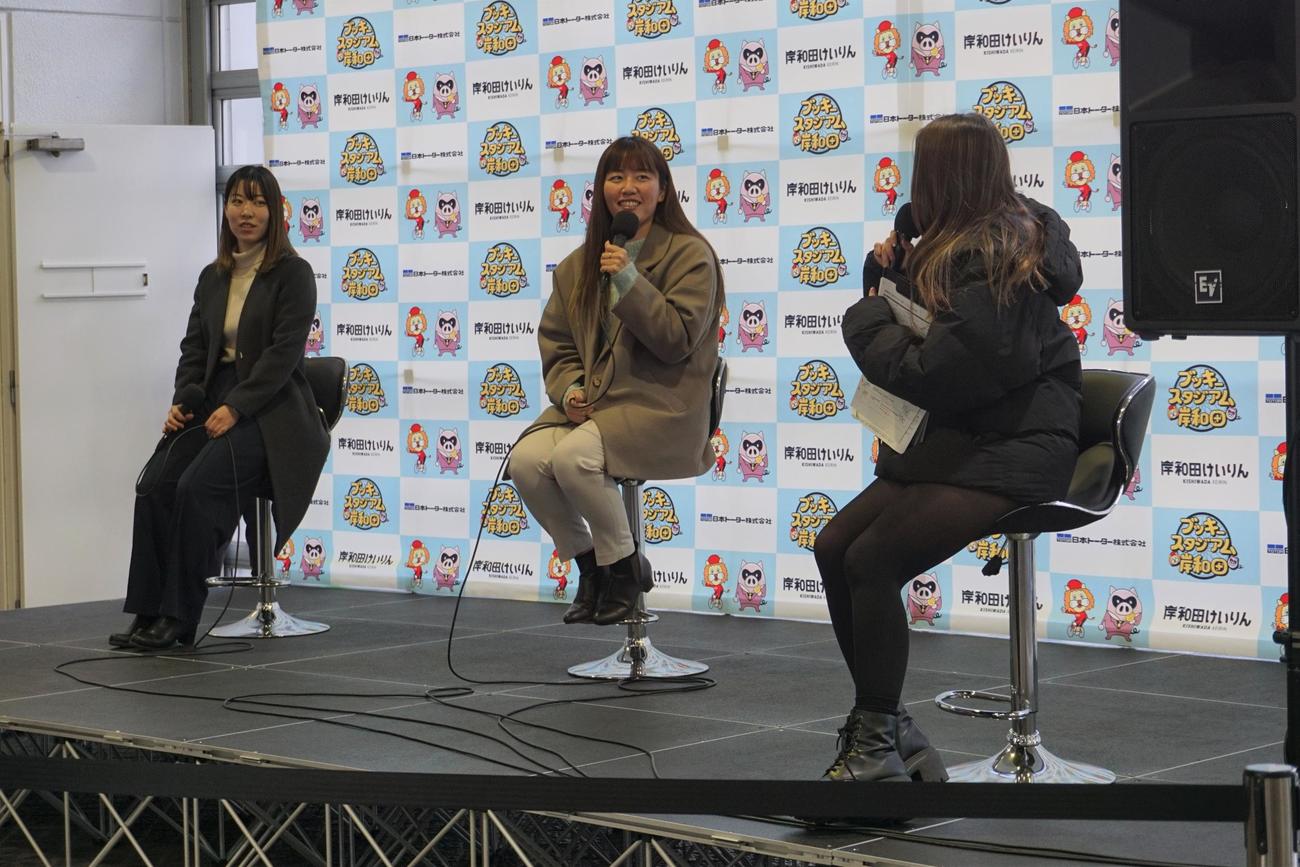 トークショーでインタビューに答える白井美早子（中）。左は森内愛香