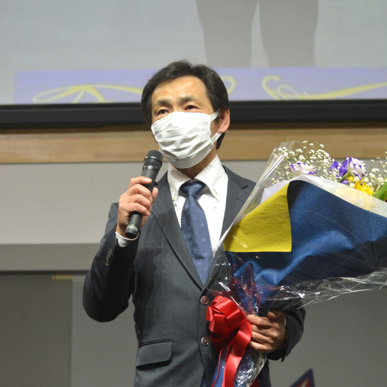 引退式でファンにあいさつする山口哲治さん