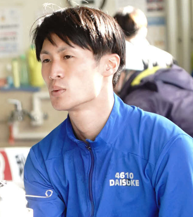 果敢な握りマイが光る佐藤大佑