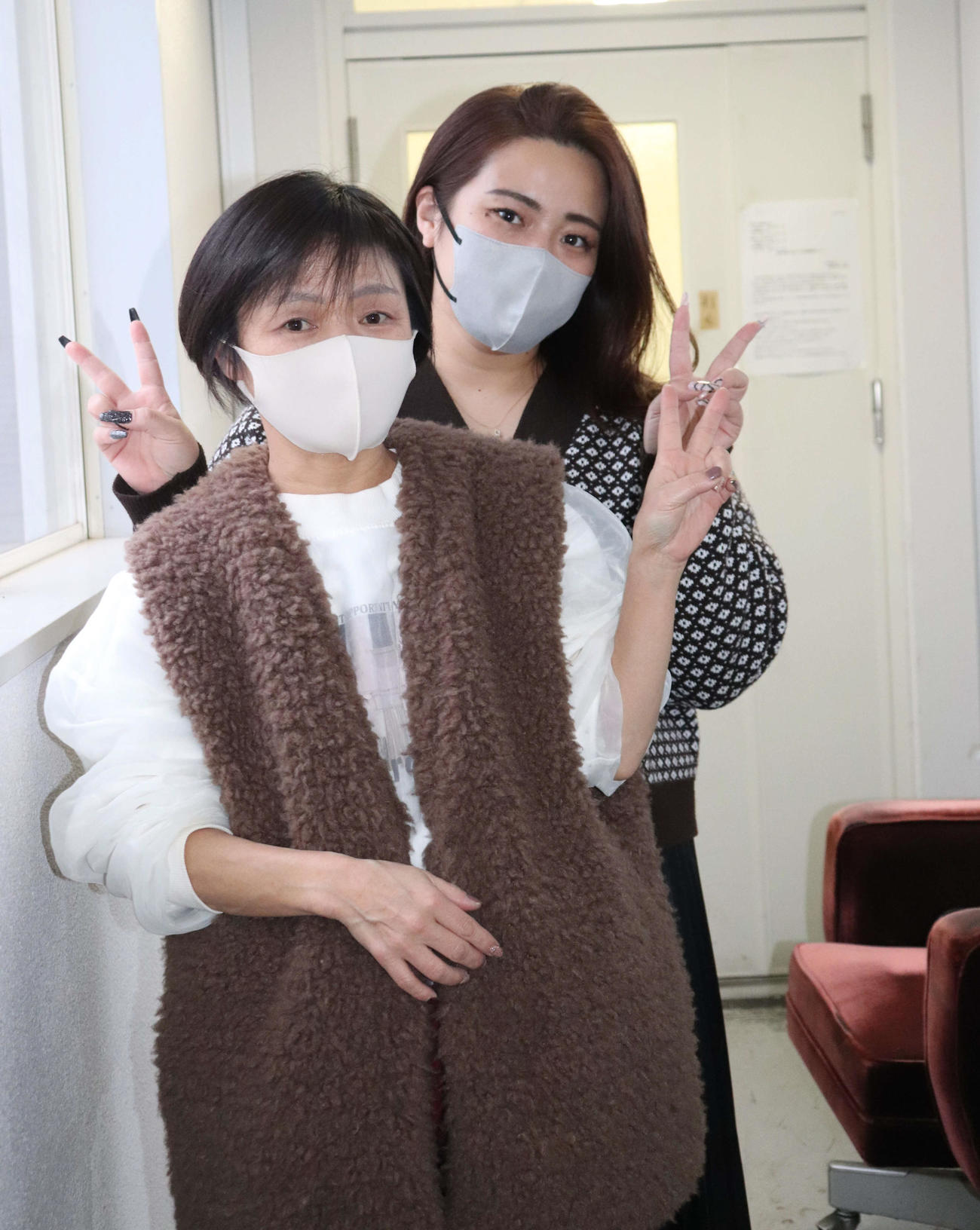 小松島競輪の新旧実況アナウンサー、茂村華奈さん（左）と岩原紗也香さん（撮影・神田成史）