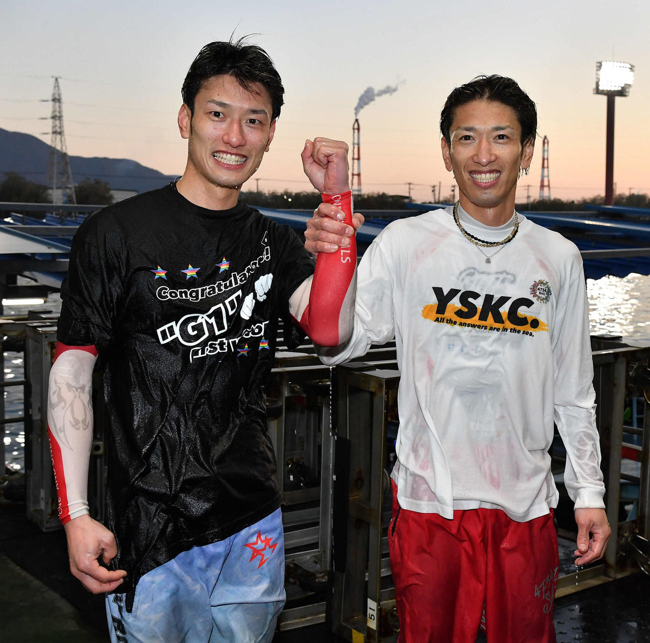 G1初勝利を挙げた安河内健（左）は、兄の安河内将ら仲間たちから水神祭で祝福される（撮影・岩下翔太）