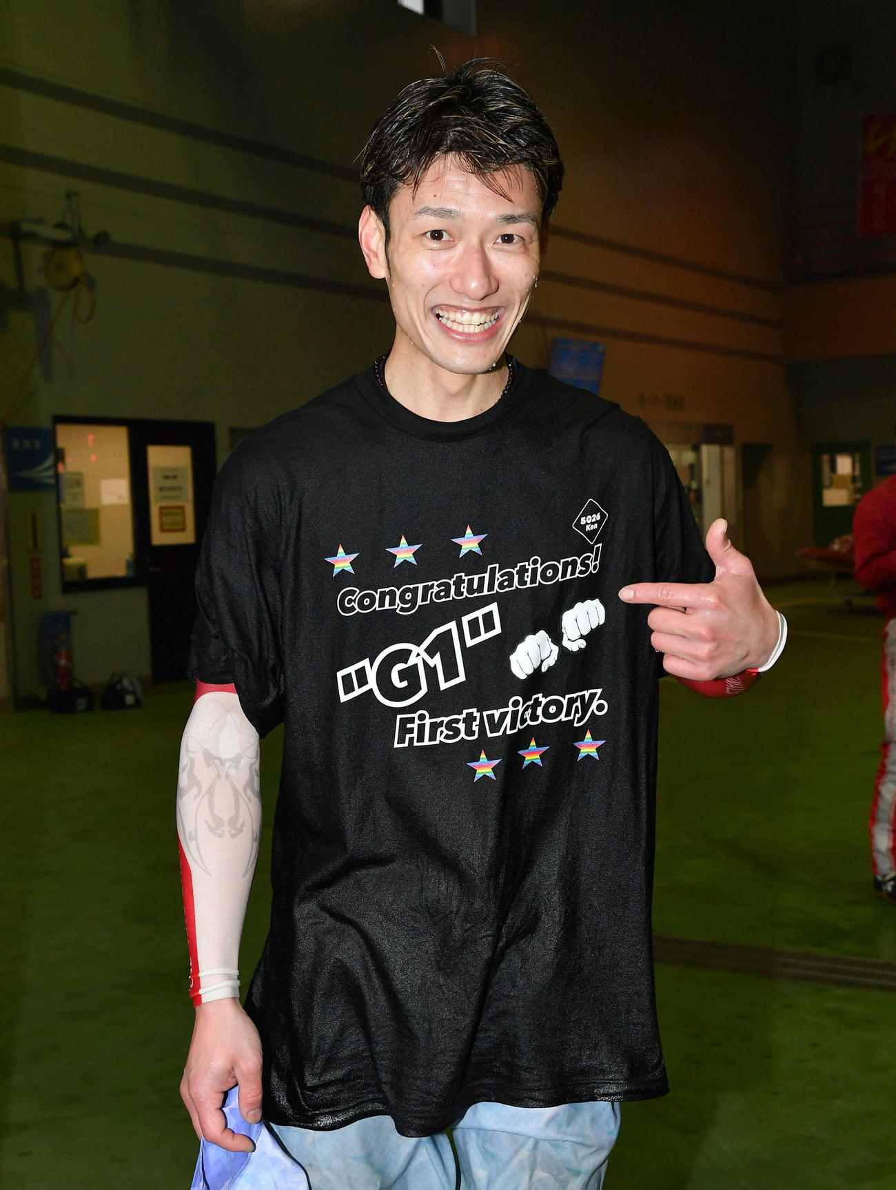 G1初勝利を挙げた安河内健は、ファンから贈られた初勝利を祝福するTシャツを着て笑顔を見せる（撮影・岩下翔太）