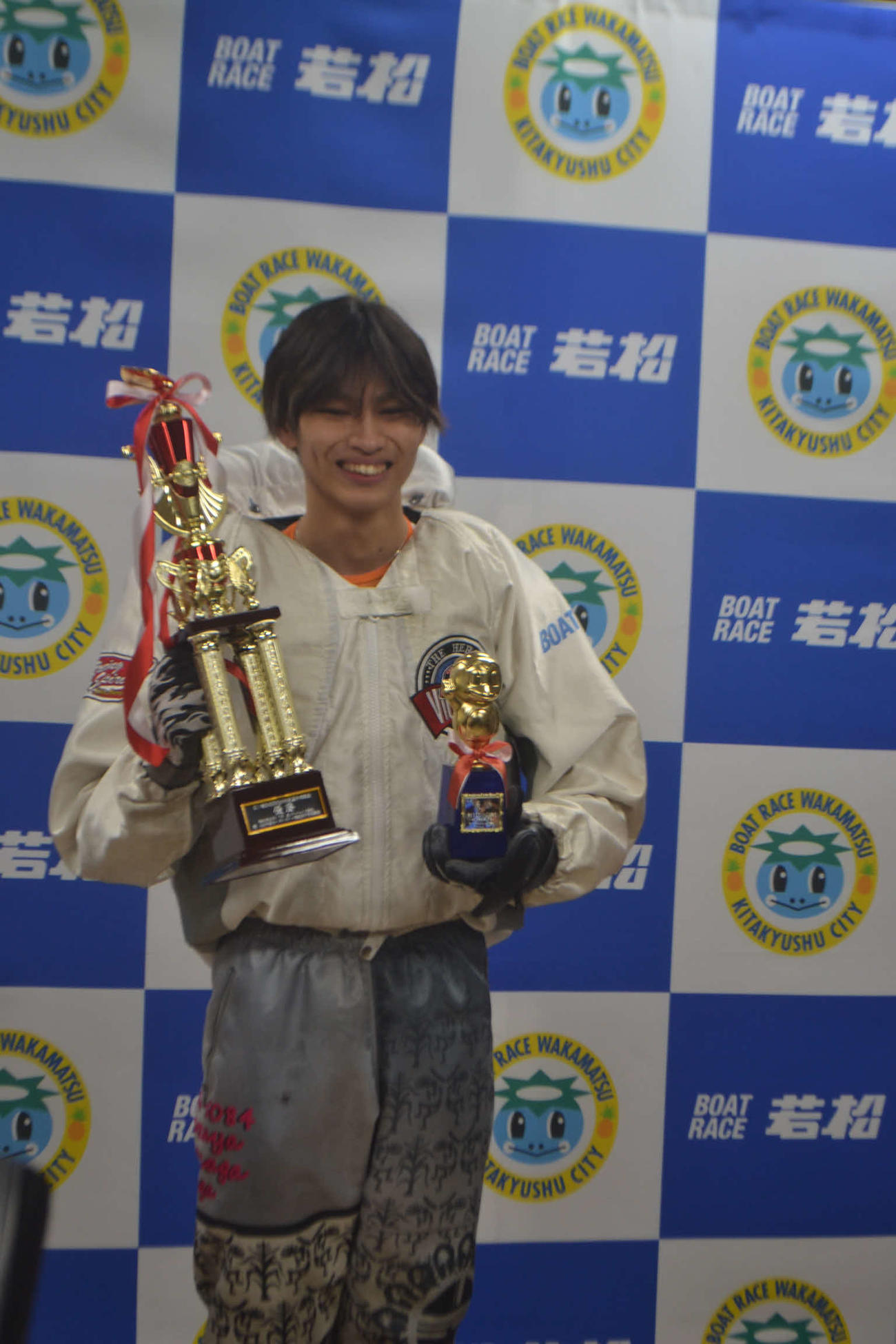 第69回九州地区選手権競走　逃げてG1初Vを飾った末永和也がトロフィーを両手に笑顔を見せた