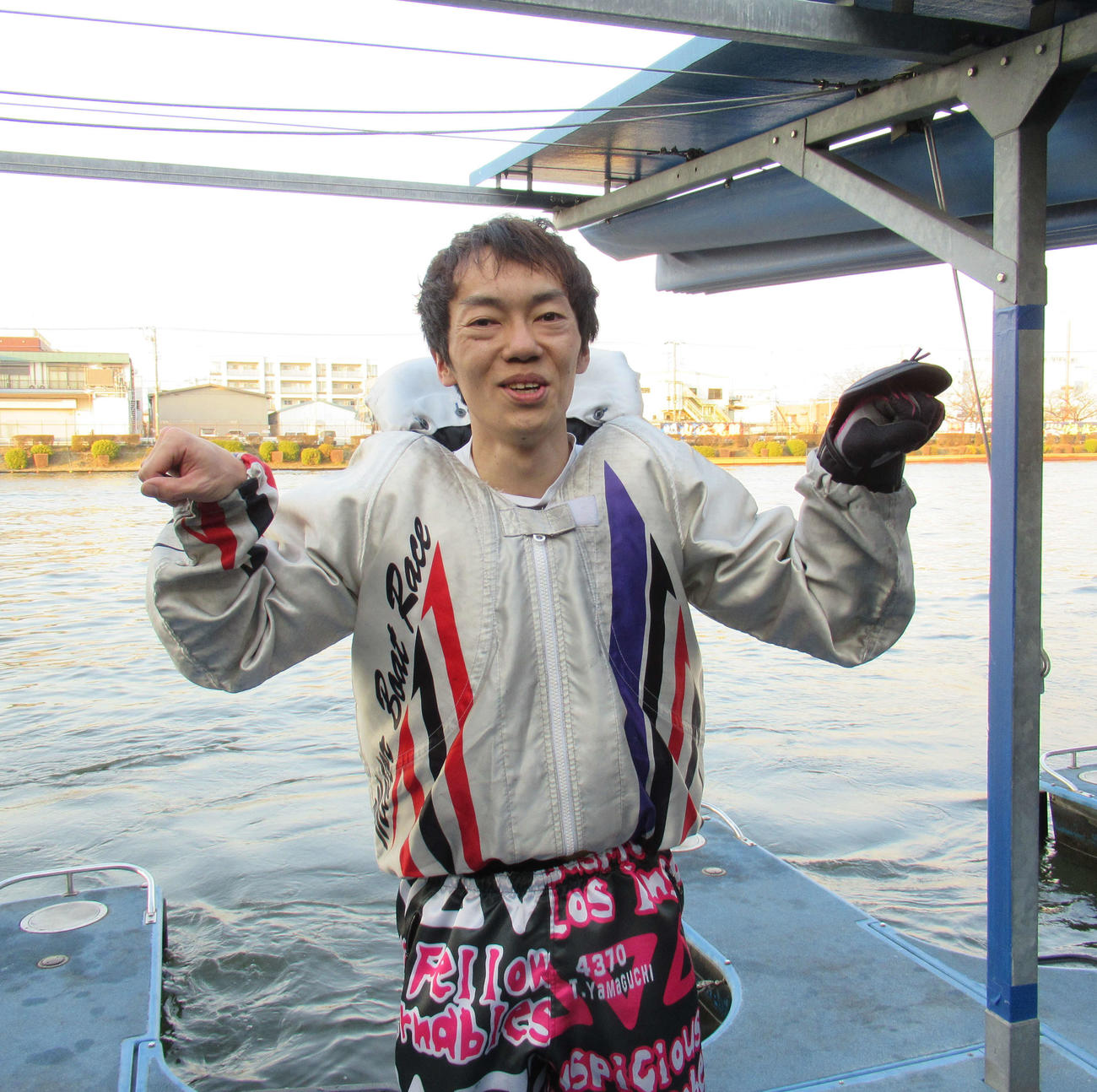 山口達也がインから押し切って喜びのポーズ。今年は1月の浜名湖以来2度目、通算40度目の優勝を飾った