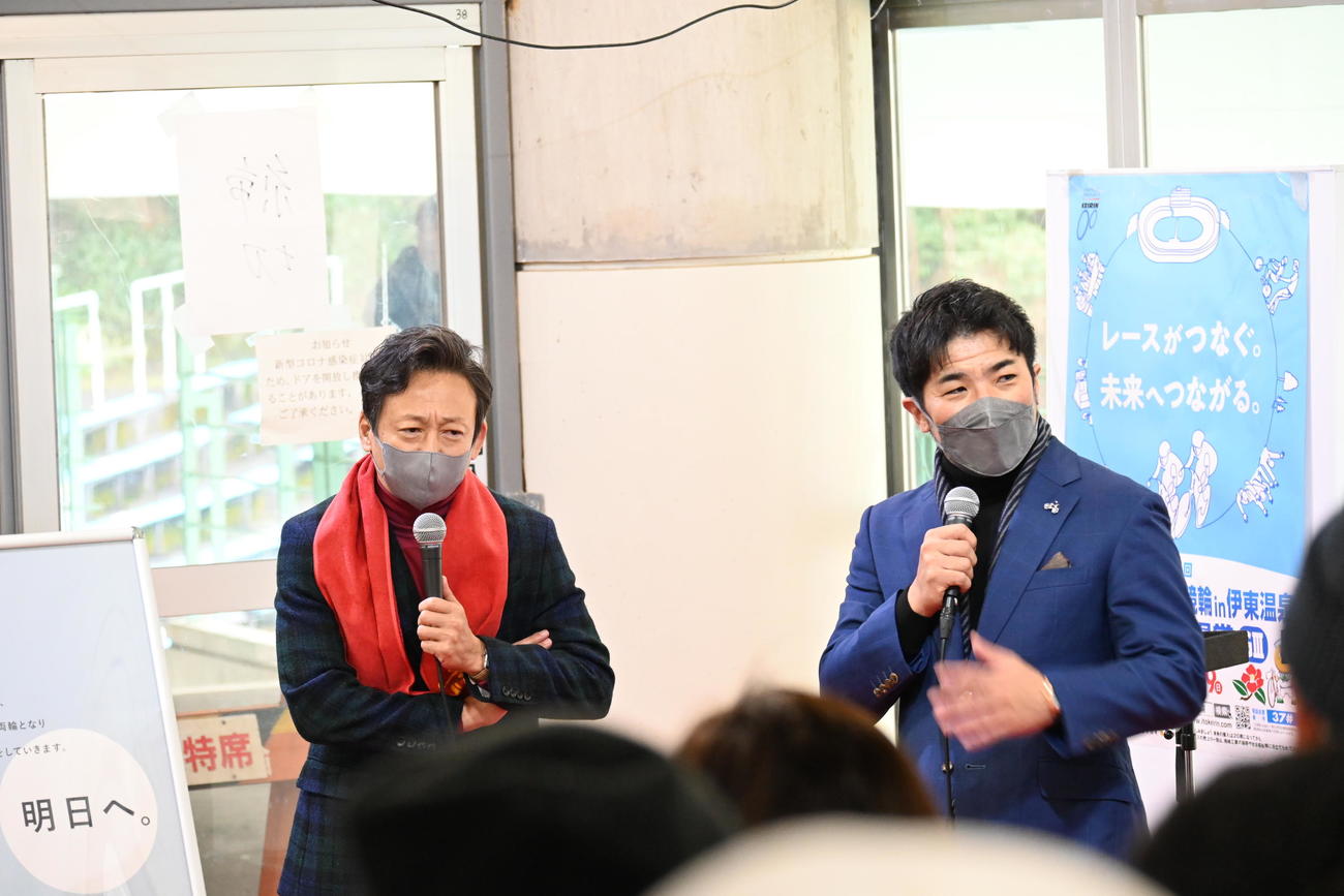 本紙評論家の山口幸二氏（左）とトークショーをする村上義弘氏