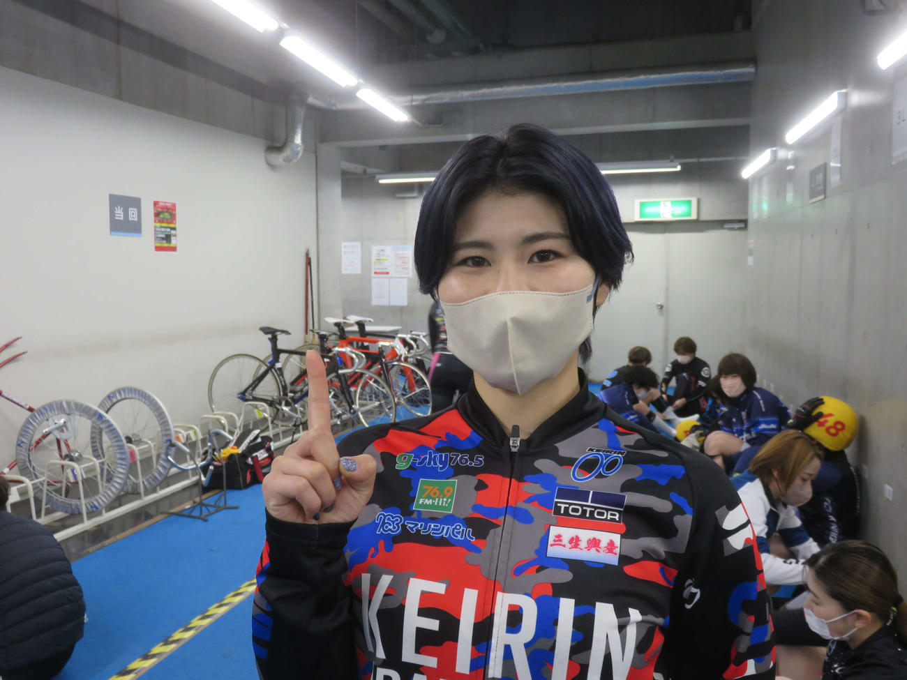 野寺楓が本格デビュー後の初勝利へ向け、1着ポーズで決意を示す