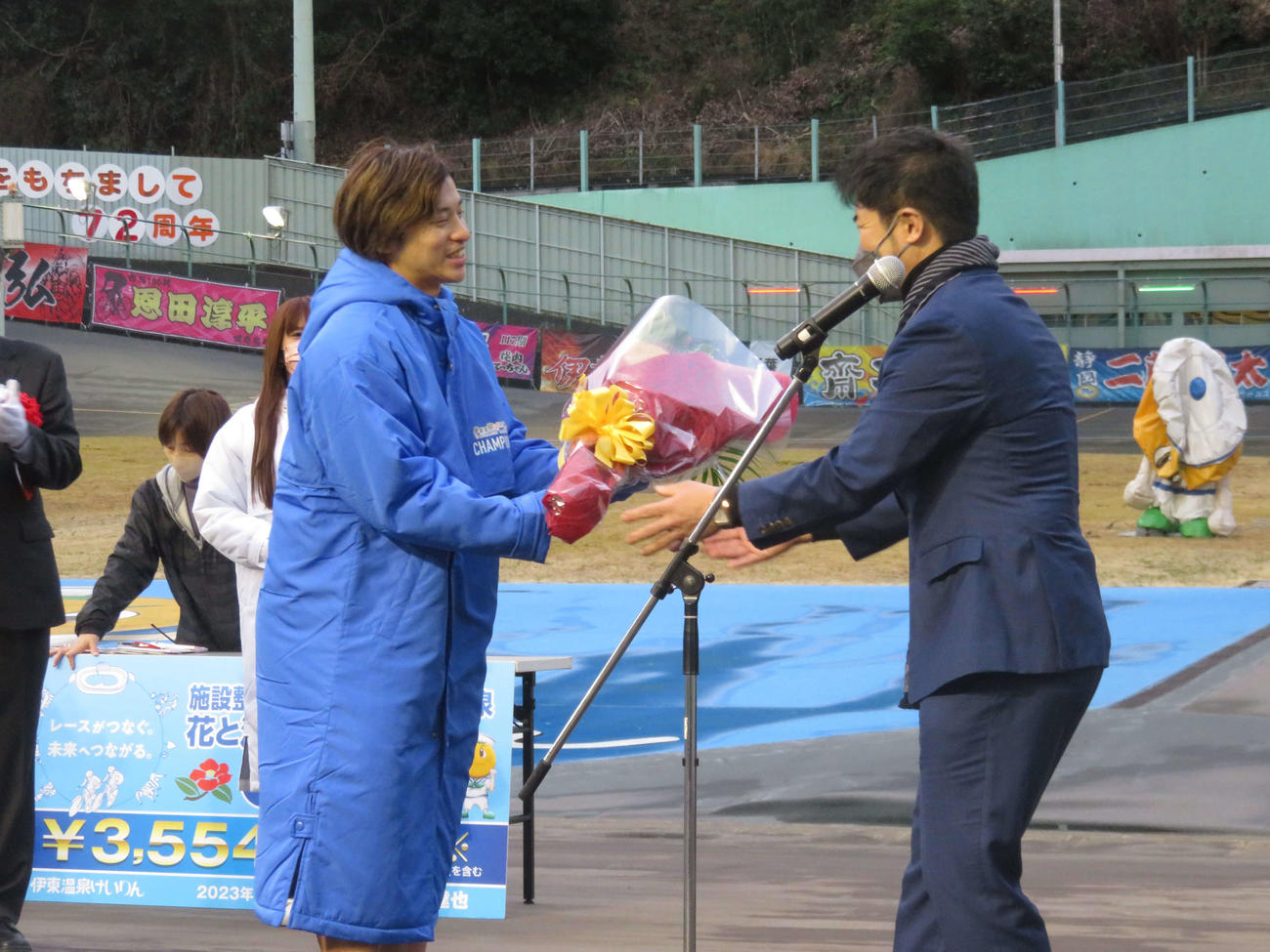 G3初制覇の山口拳矢（左）は、村上義弘氏から花束を手渡され笑顔
