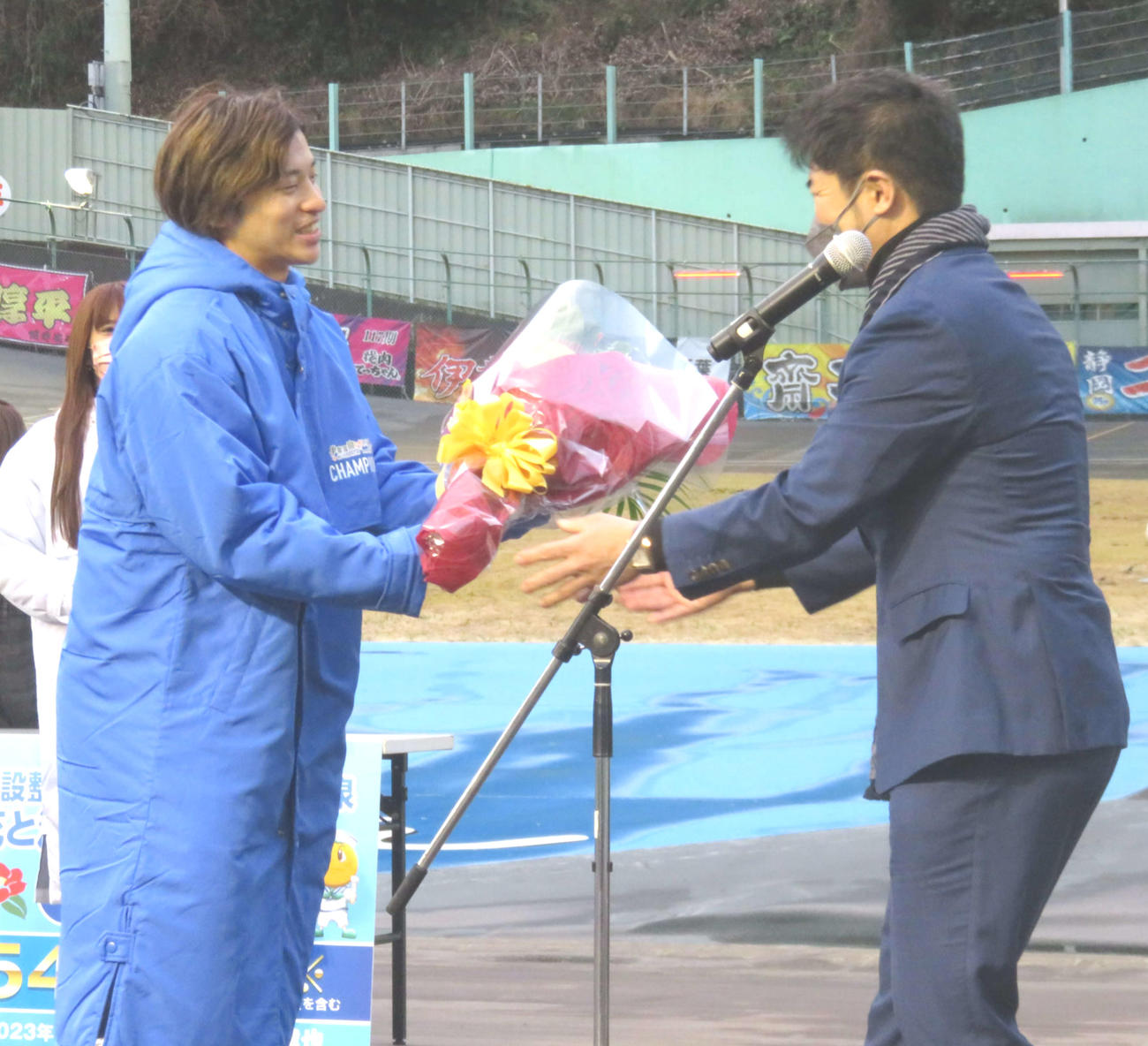 G3初制覇の山口拳矢（左）は村上義弘氏から花束を手渡され笑顔