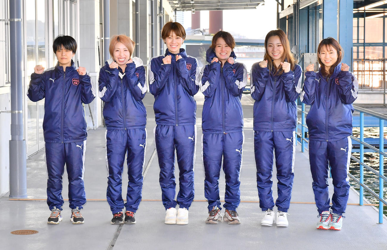 笑顔でガッツポーズするドリーム戦に出場する右から守屋美穂、大山千広、平高奈菜、倉持莉々、高田ひかる、遠藤エミ（撮影・和賀正仁）
