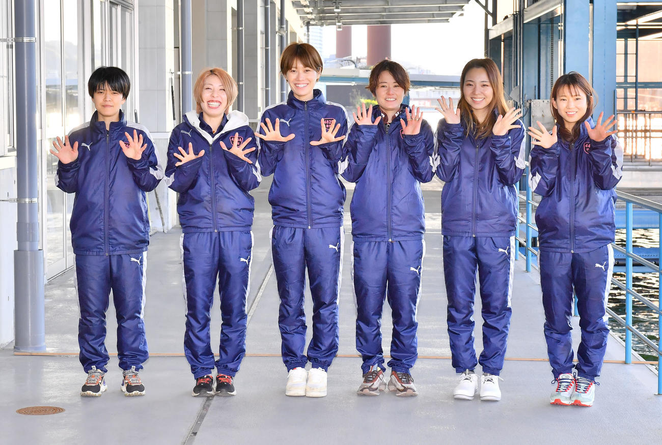 笑顔で手を振るドリーム戦に出場する右から守屋美穂、大山千広、平高奈菜、倉持莉々、高田ひかる、遠藤エミ（撮影・和賀正仁）