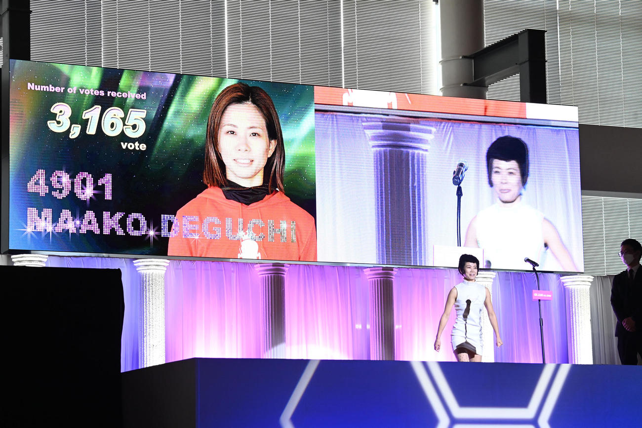 オープニングセレモニーで仮装し登場する出口舞有子（撮影・和賀正仁）