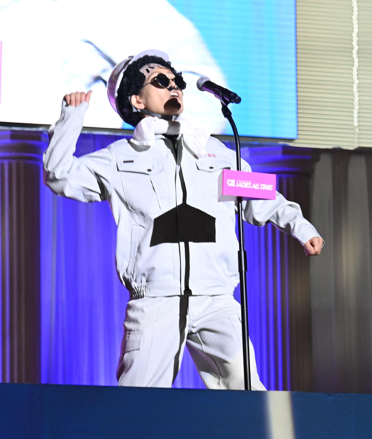 オープニングセレモニーで仮装し登場する岩崎芳美（撮影・和賀正仁）