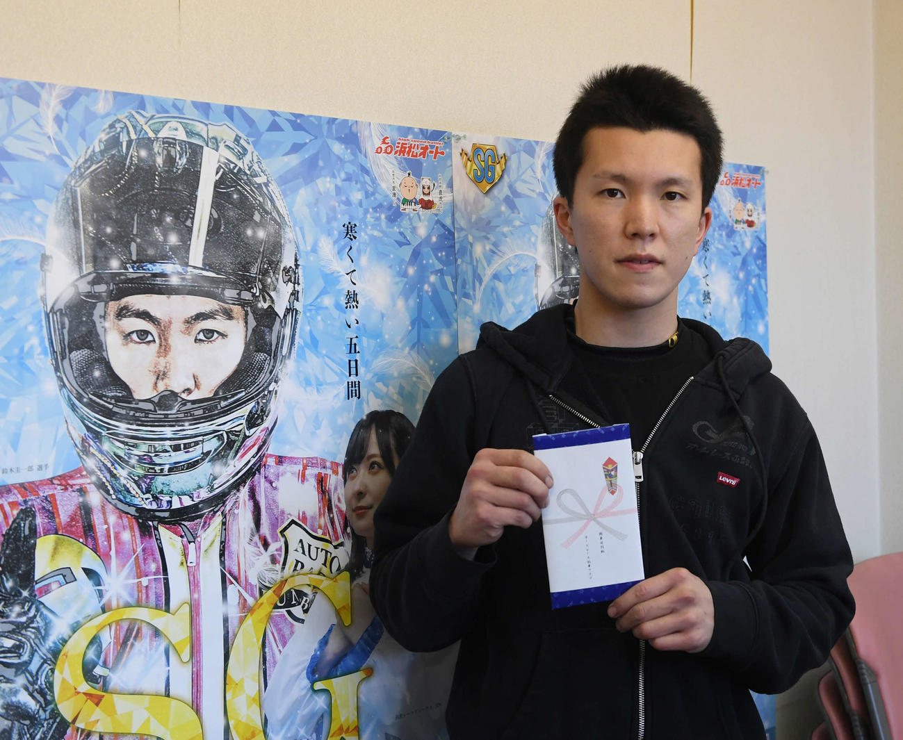 関東記者クラブから最優秀選手賞を贈呈された鈴木圭一郎（撮影・柴田隆二）