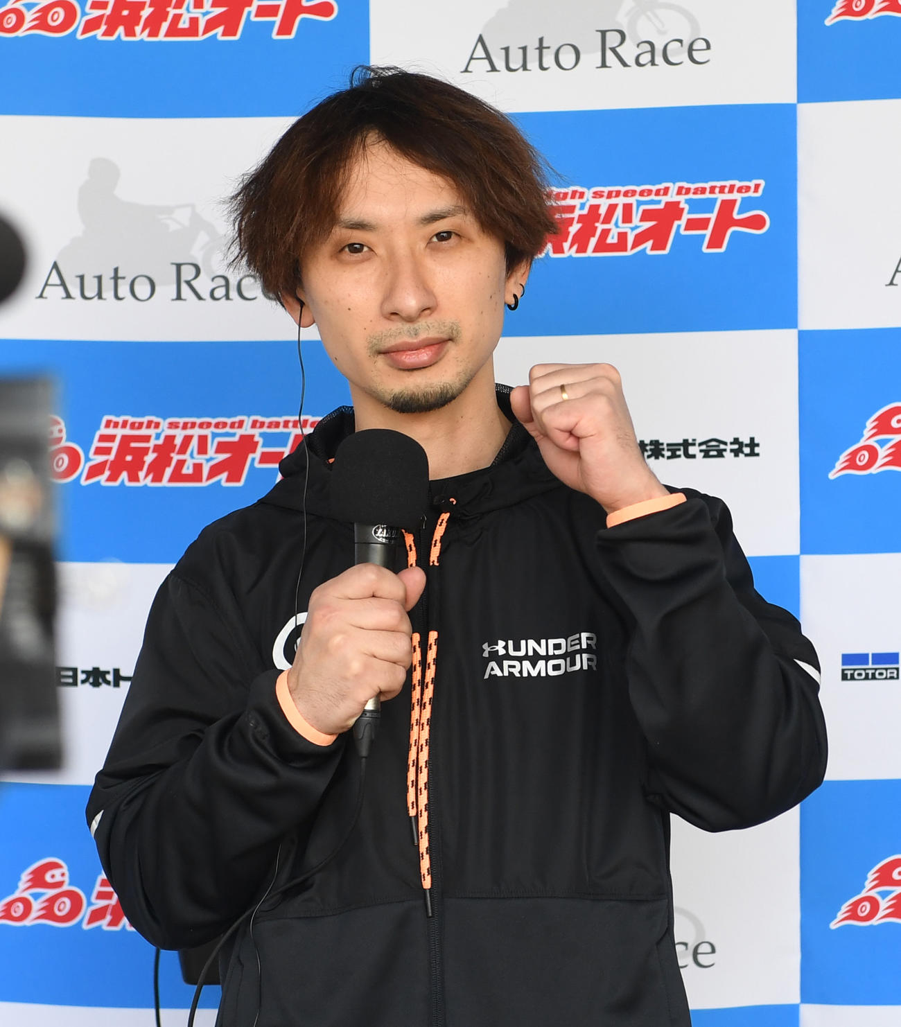 全日選抜予選5R1着の岩見貴史は勝利者インタビューでガッツポーズする（撮影・柴田隆二）