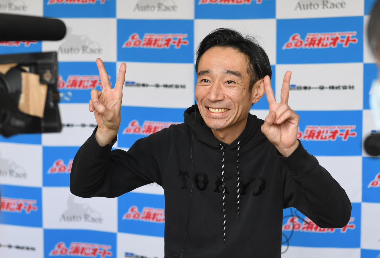 全日選抜予選10Rで1着の永井大介でVサインで喜ぶ（撮影・柴田隆二）