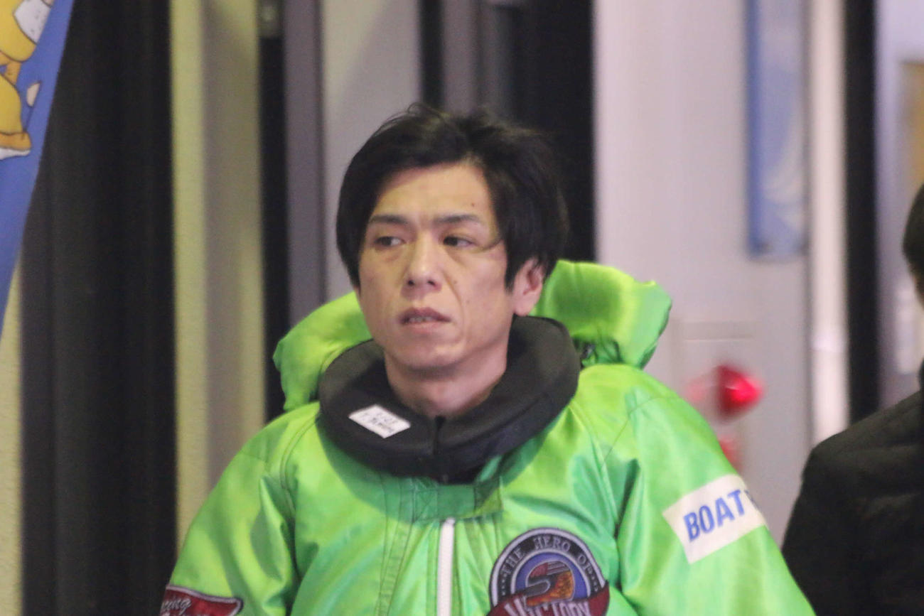 得点率3位タイながら、上位着順差で5位となった田村隆信が準優10R、2コースから菊地孝平に迫る