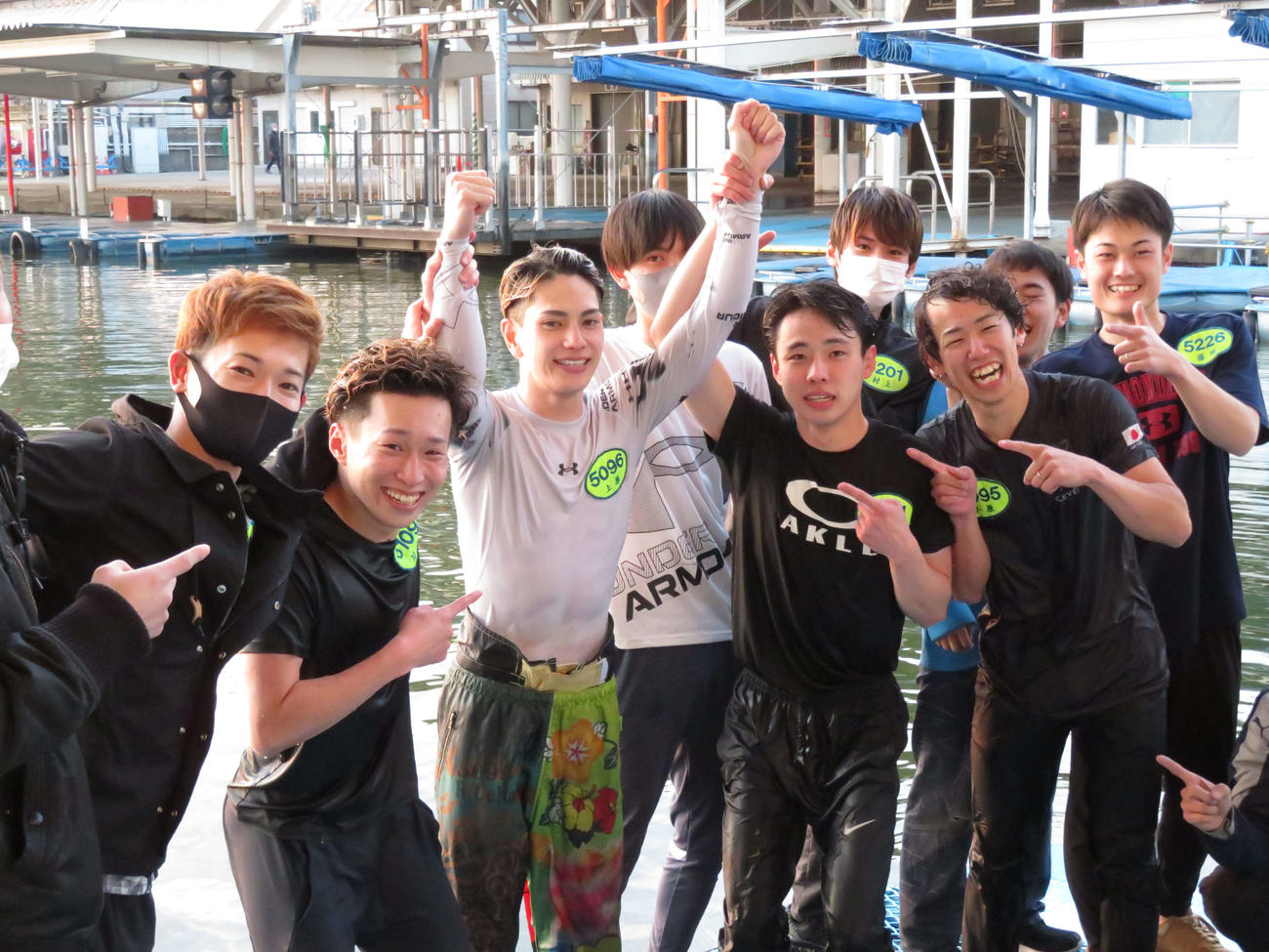 上原崚がデビュー初優勝。レース後に水神祭をして仲間たちと喜ぶ（真ん中で両腕を上げているのが上原）（撮影・古村亮）