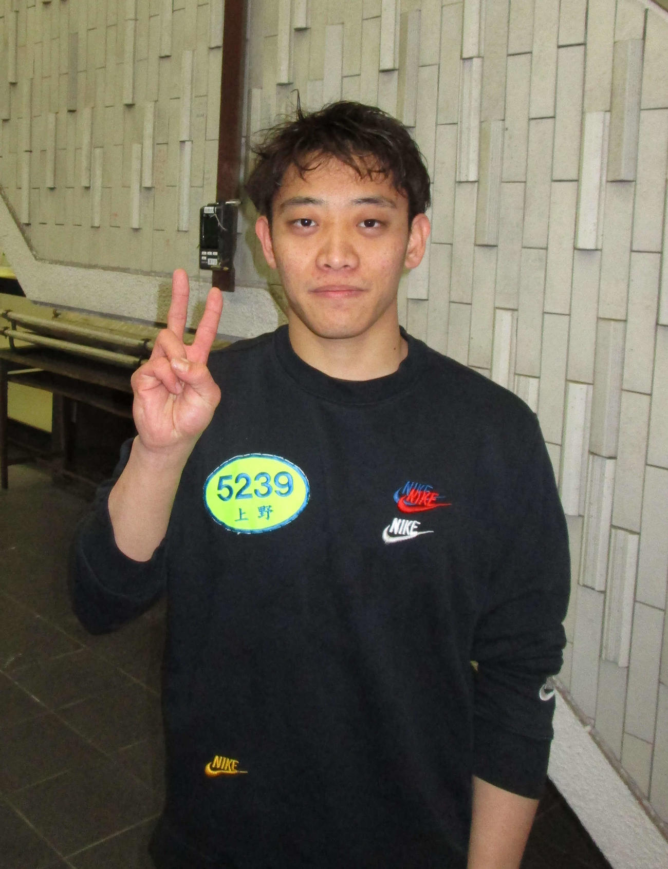 デビュー初白星で3連単26万円超えの好配当を演出し、Vサインの上野俊樹（撮影・安井雅彦）