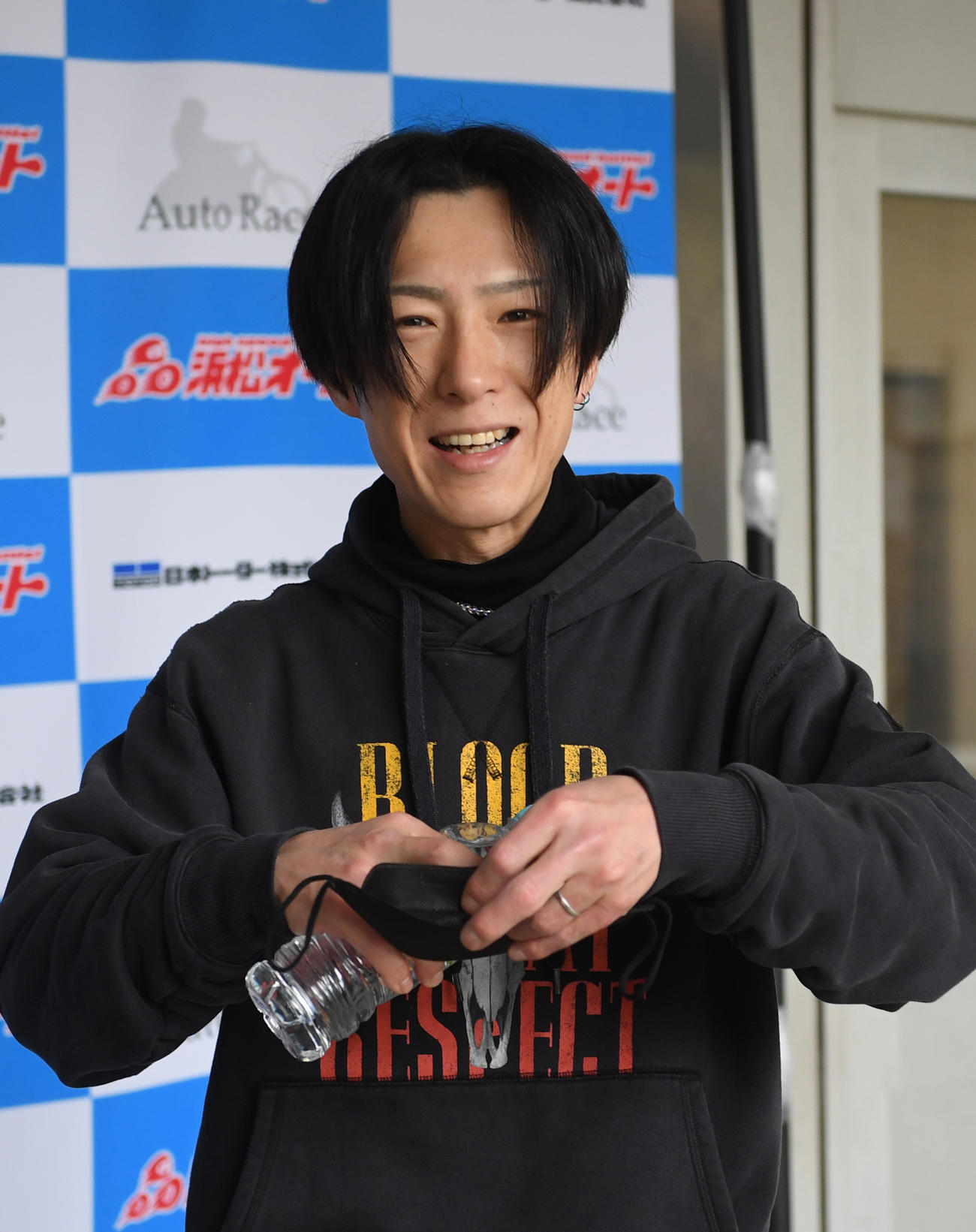 全日本選抜準々決勝戦10Rで1着の丹村飛竜は勝利者インタビューで笑顔を見せる（撮影・柴田隆二）