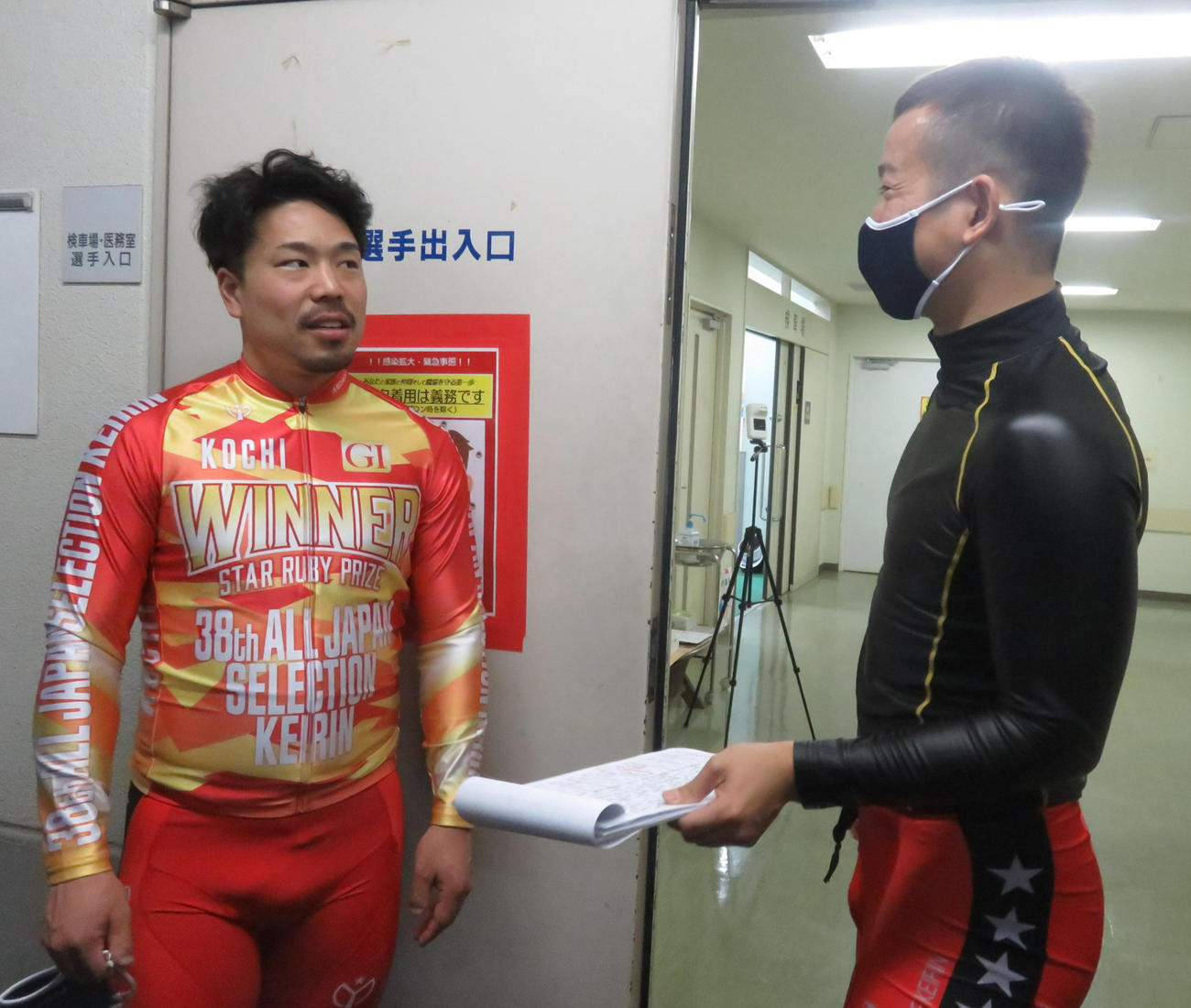 9着大敗の脇本雄太（右）は古性優作とレースを振り返る