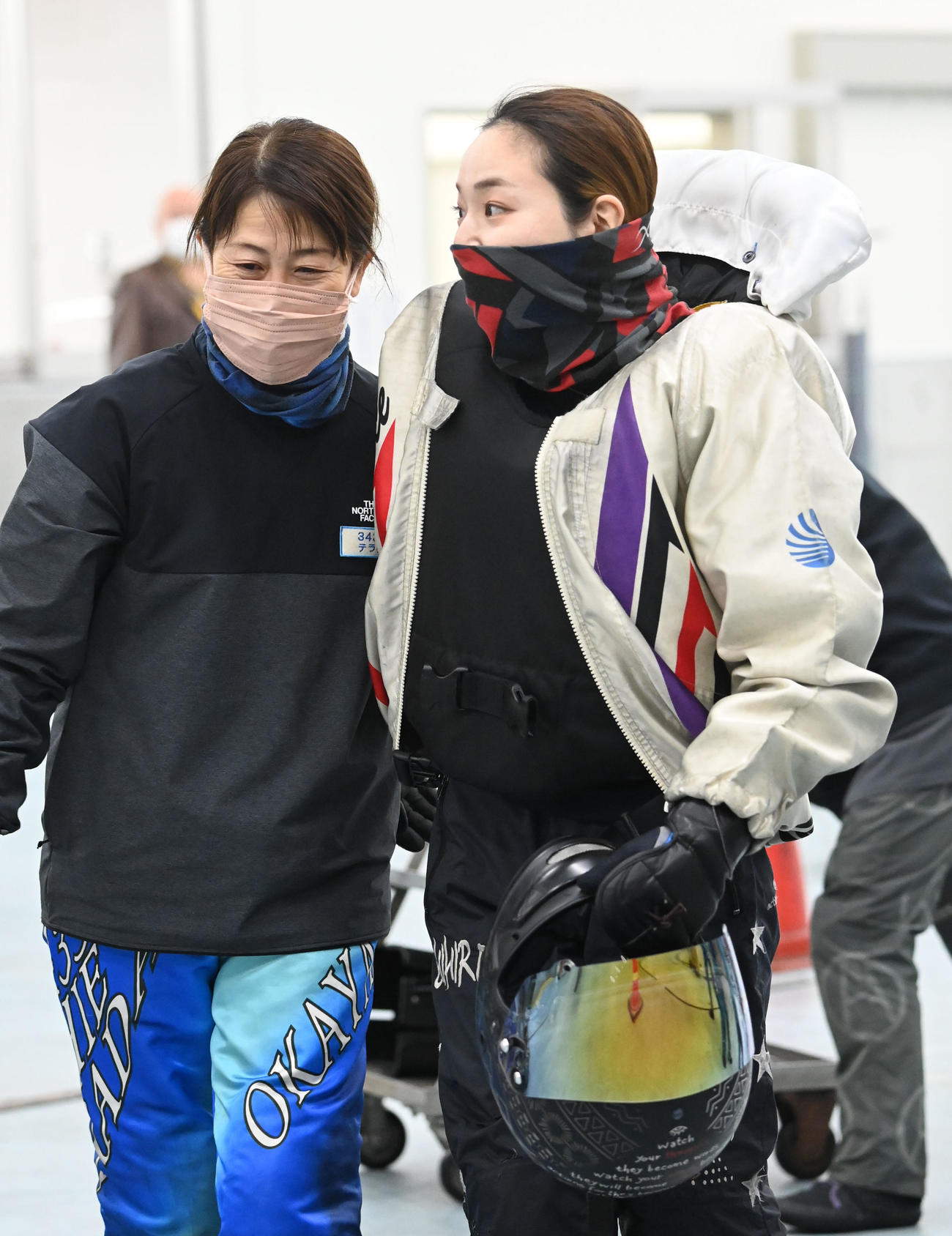 寺田千恵（左）から祝福される大山千広（撮影・和賀正仁）