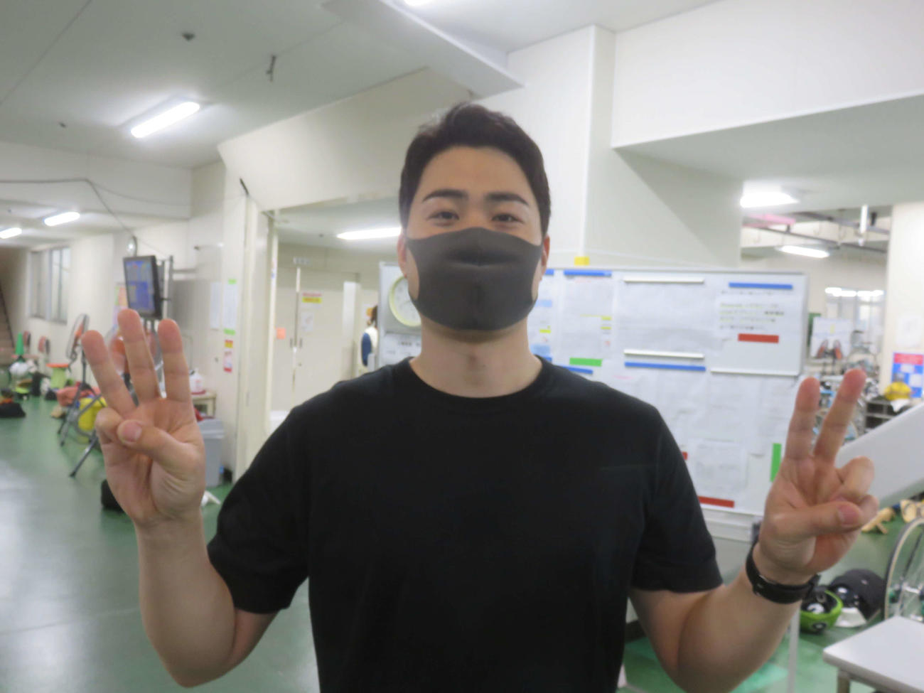 バースデー勝利の出沢拓也は両手で「32」を作る