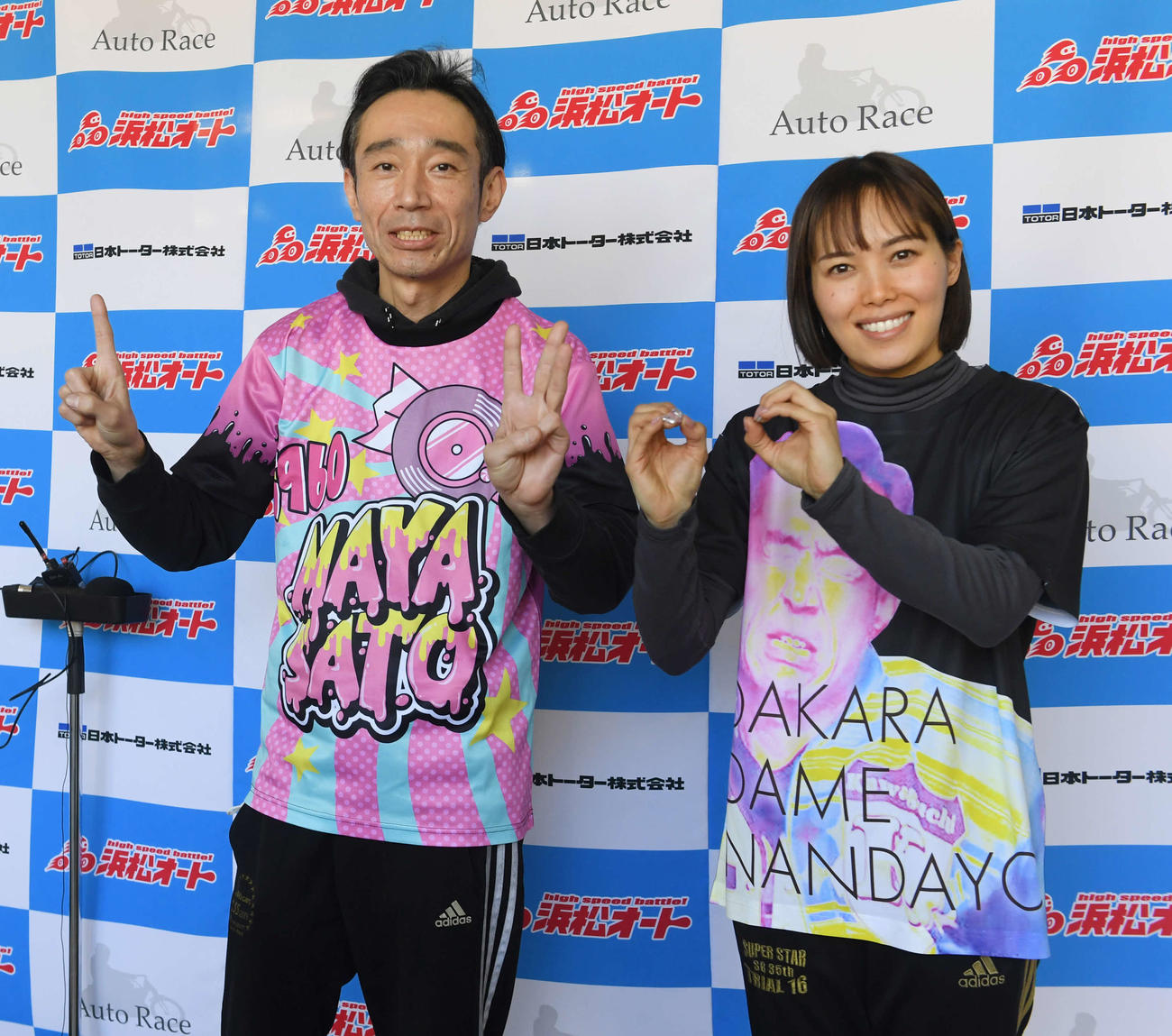 準決勝戦10Rで通算1300勝を決めた永井大介（左）は、2着の佐藤摩弥（右）と1300勝のポーズを作った。初日の動きを取り戻して好仕上がりをアピールした（撮影・柴田隆二）