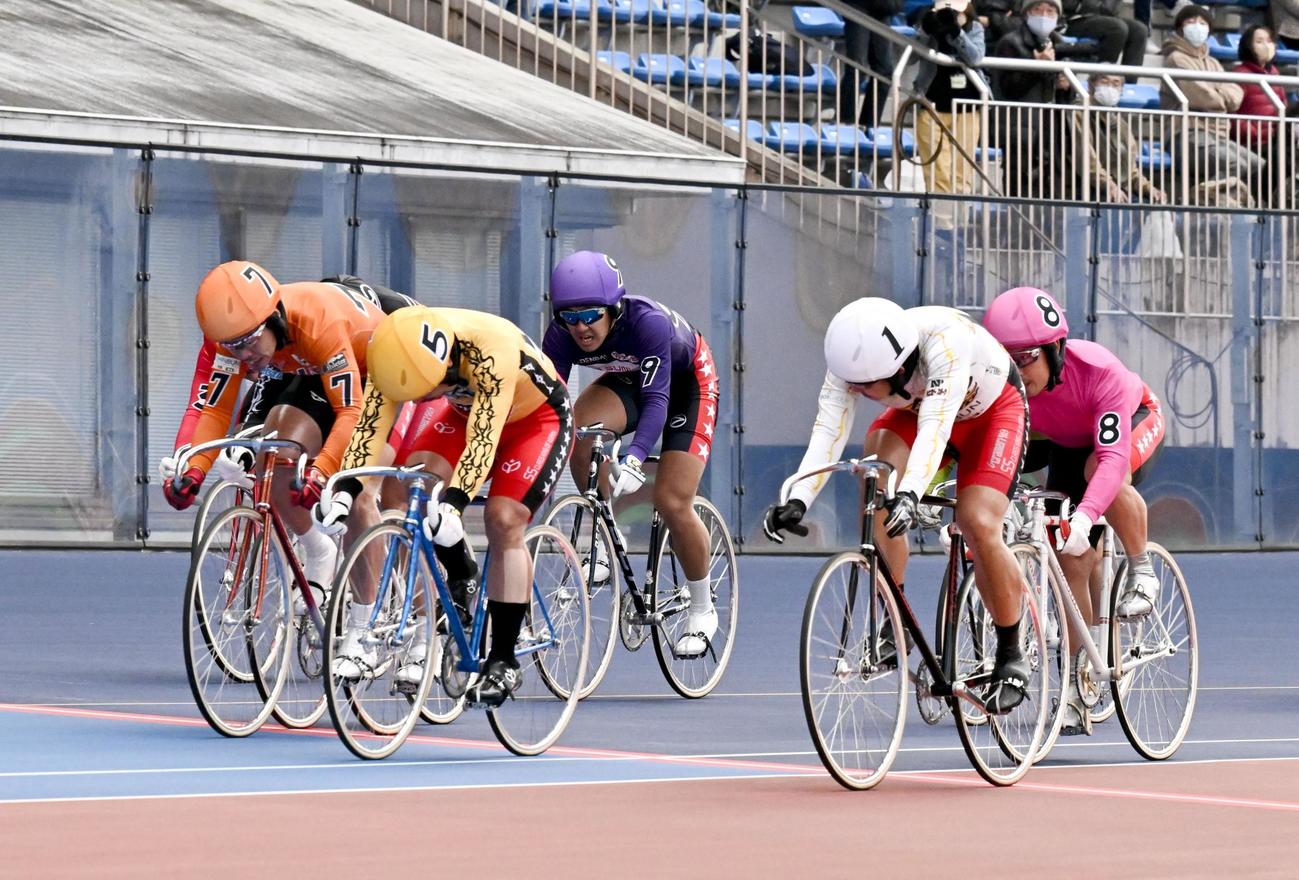準決勝12Rを制した（5）古性優作。2着の（1）脇本雄太、3着の（7）浅井康太