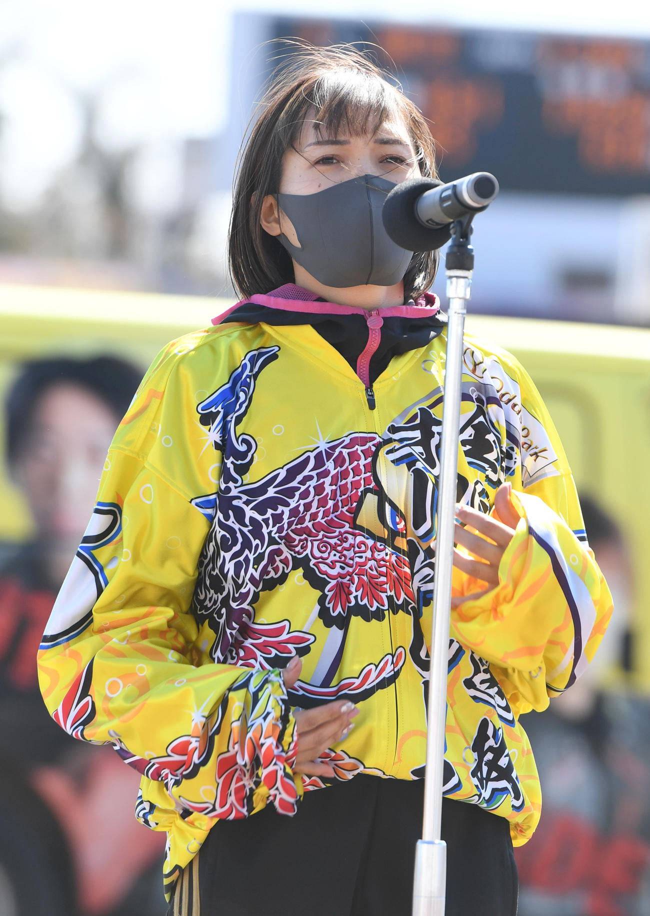 全日本選抜・優勝戦の選手紹介であいさつする佐藤摩弥（撮影・柴田隆二）