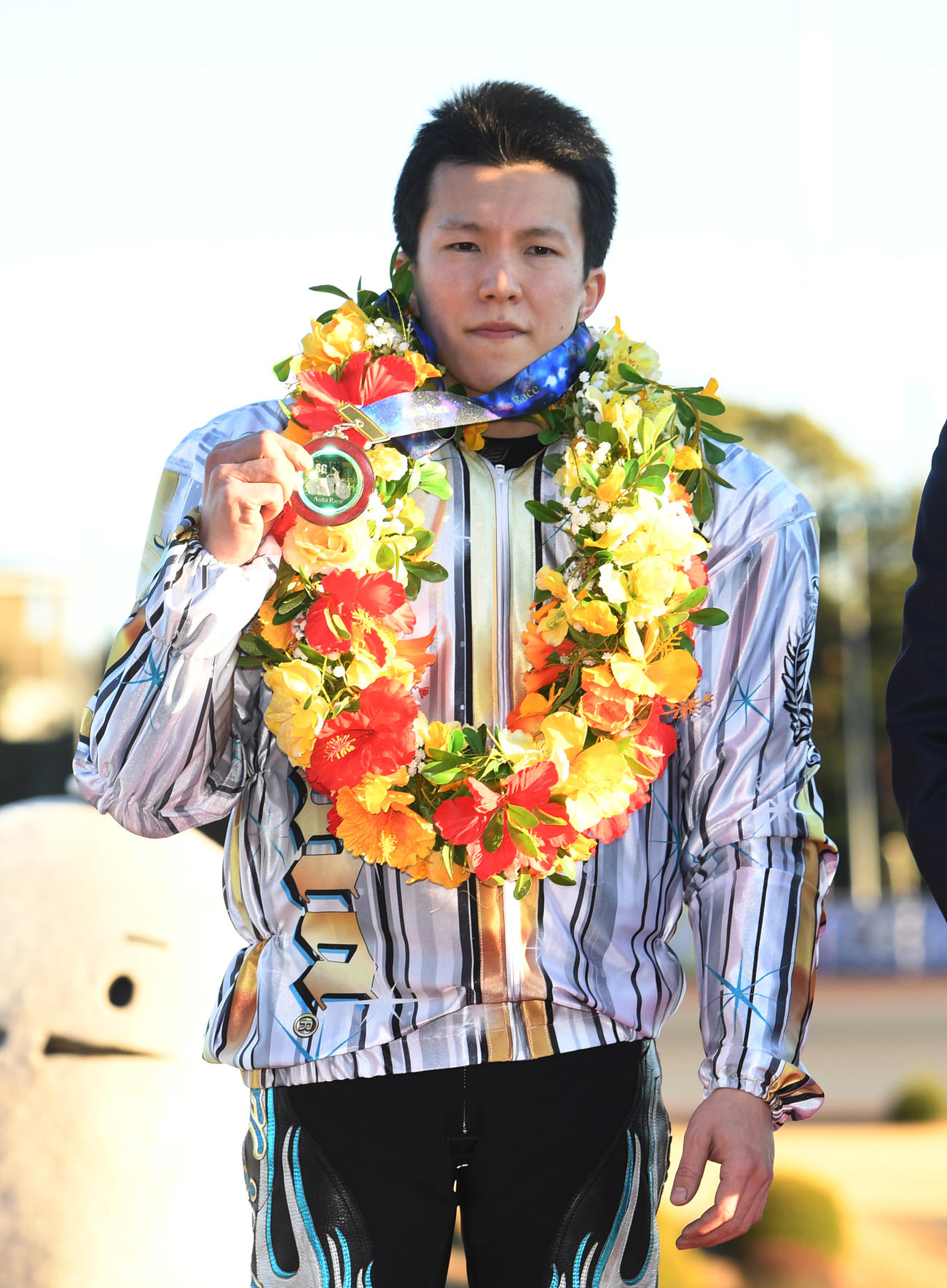 優勝メダルを持つ鈴木圭一郎（撮影・柴田隆二）