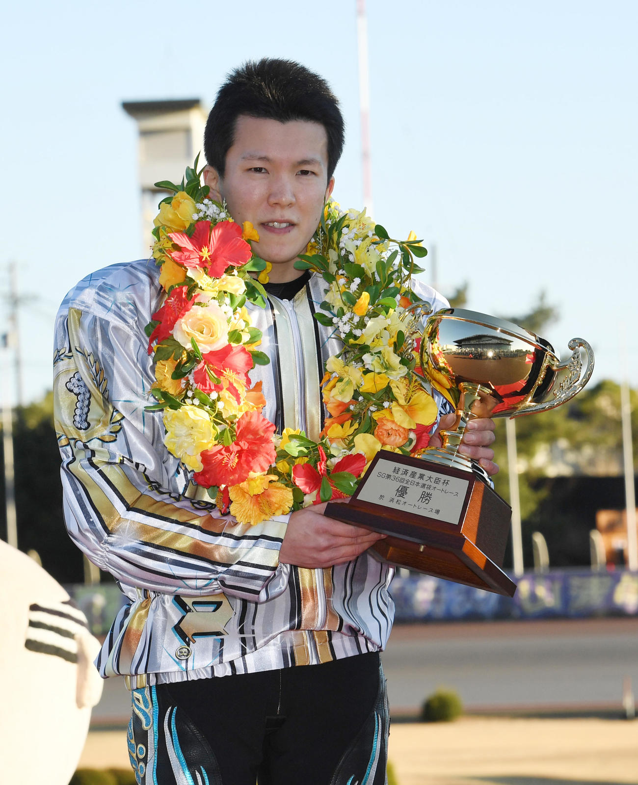 優勝杯を持つ鈴木圭一郎（撮影・柴田隆二）