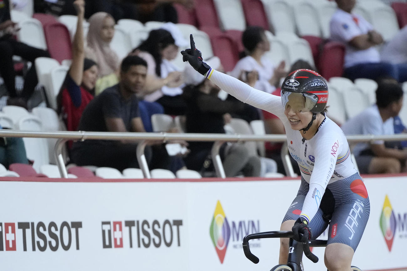 女子ケイリン決勝で優勝した日本の佐藤水菜（AP）