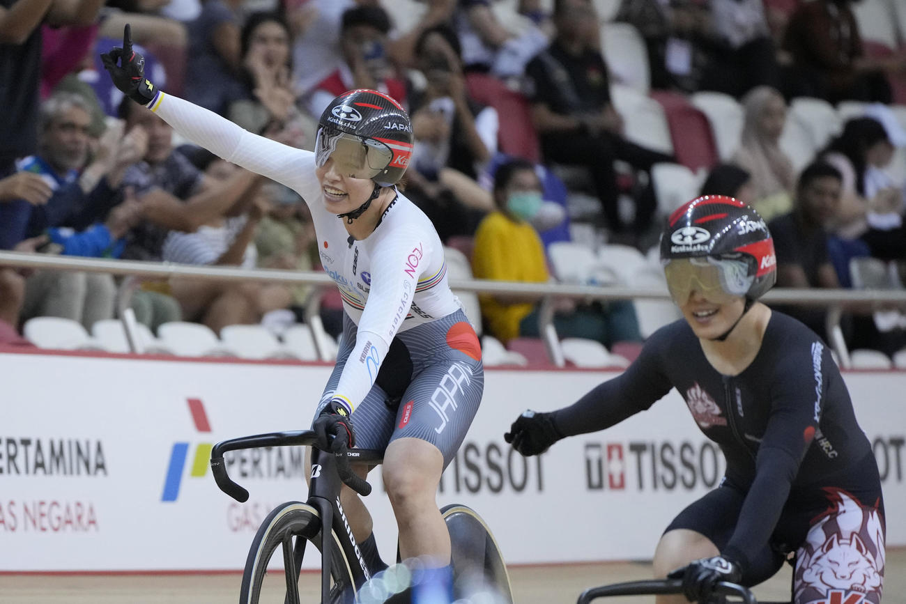 女子ケイリン決勝で優勝した日本の佐藤水菜（左）（AP）