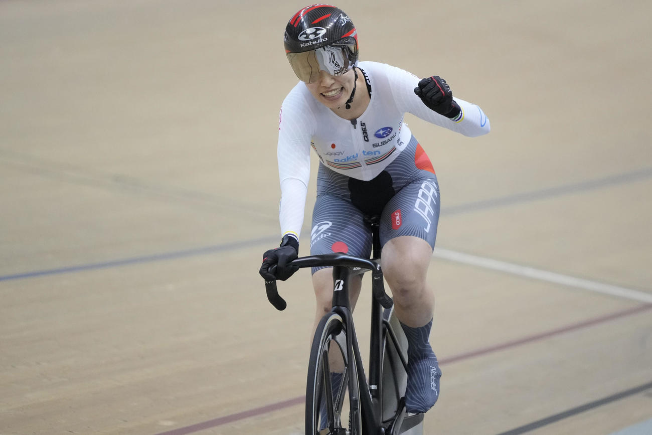 女子ケイリン決勝で優勝した日本の佐藤水菜（AP）