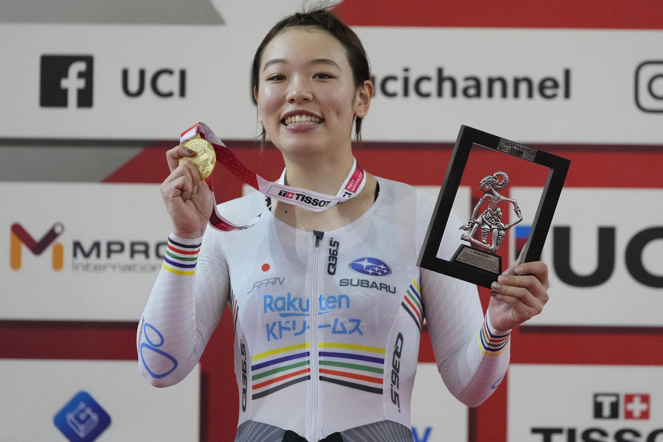 女子ケイリン決勝で優勝、表彰台で金メダルを獲得し笑顔を見せる日本の佐藤水菜（AP）