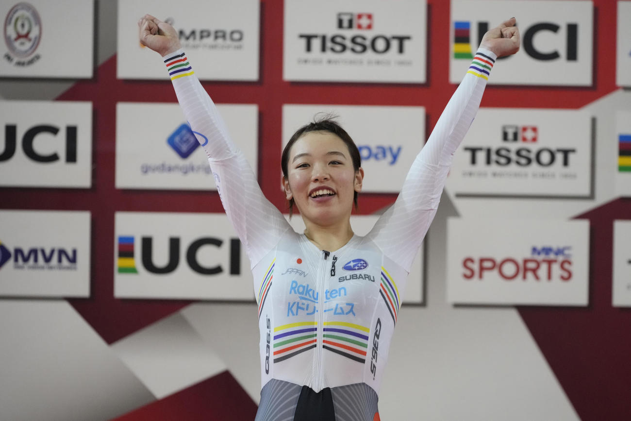 女子ケイリン決勝で優勝、表彰台で金メダルを獲得し笑顔を見せる日本の佐藤水菜（AP）