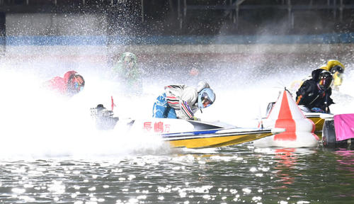 レディースオールスター優勝戦1周2Mをトップでターンする長嶋万記（中央）（撮影・和賀正仁）