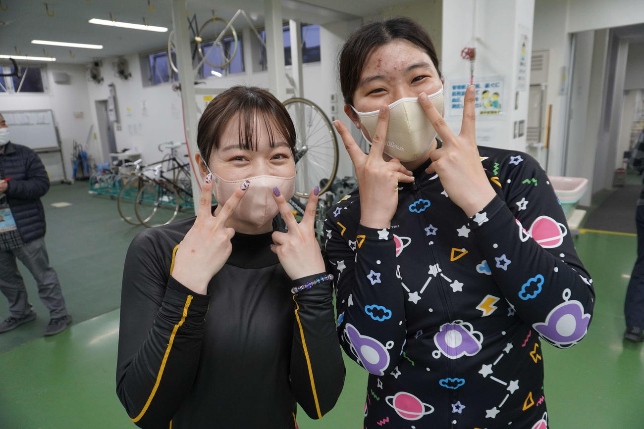 予1・6Rで一緒に走った安東莉奈（左）と小林真矢香の仲良しコンビがツーショット