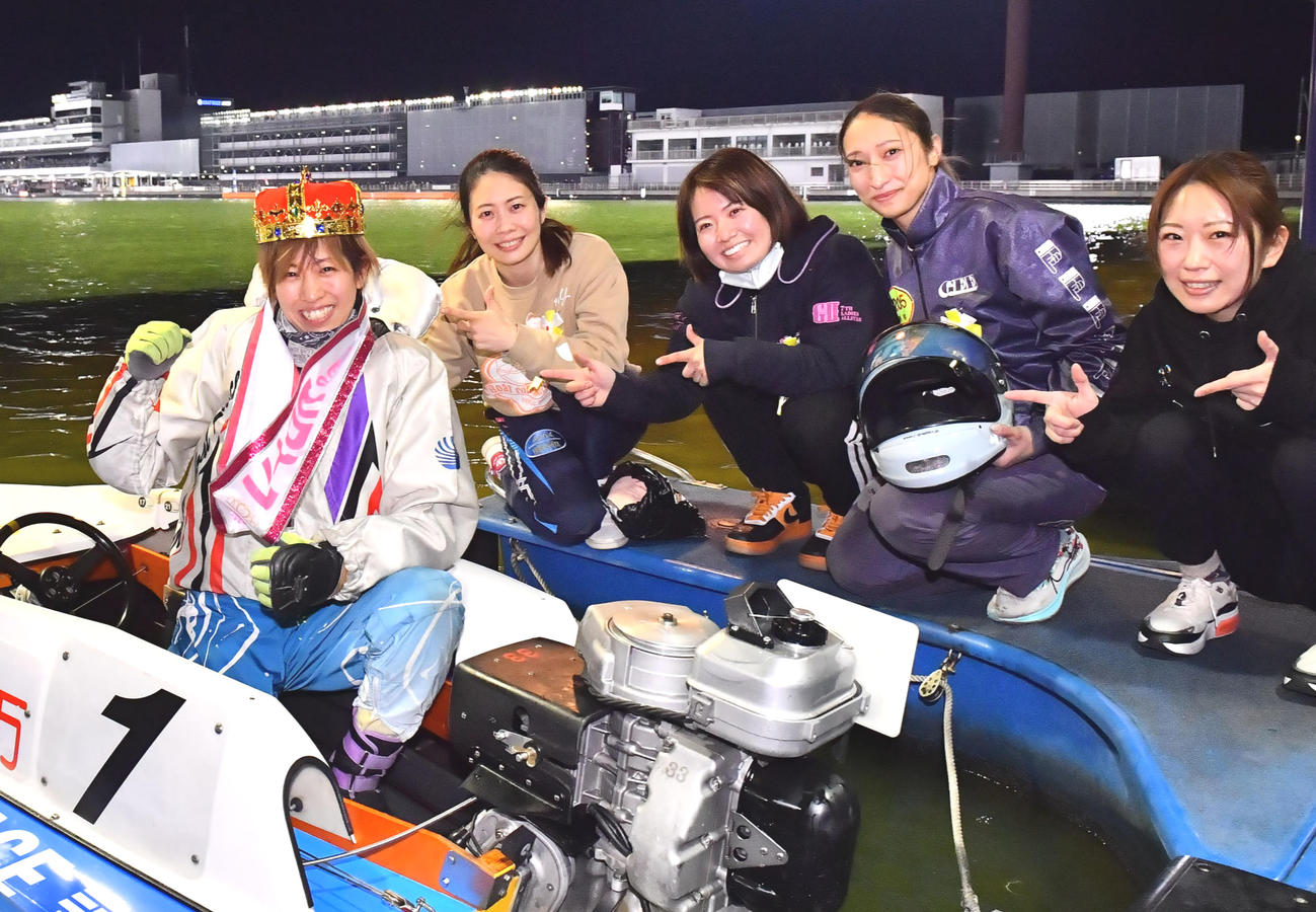 レディースオールスターを制し、選手仲間から祝福される長嶋万記（左）（撮影・和賀正仁）