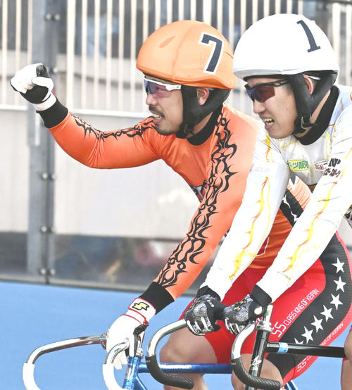 全日本選抜を連覇し、ガッツポーズする古性優作（左）と脇本雄太（共同）