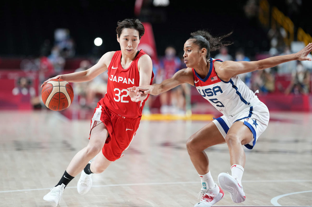 東京五輪　女子バスケットボール日本対米国　第4Q、果敢に攻め込む宮崎早織（左）（2021年8月撮影）