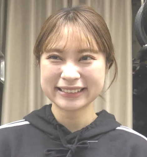 敢闘賞を受賞して笑顔を見せる新井日和