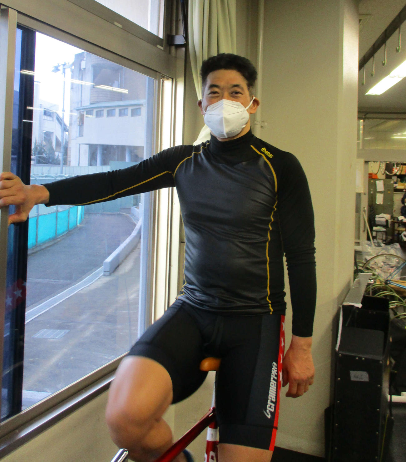 特選9R、通算900勝がかかった神山雄一郎は直線で強襲したが惜しくも2着。それでも笑顔でクールダウン