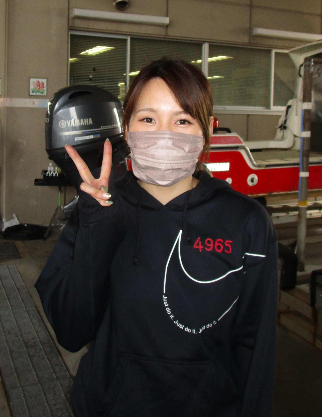 5コースからまくり差して万舟券を演出し、ポーズを取る福岡泉水（撮影・安井雅彦）